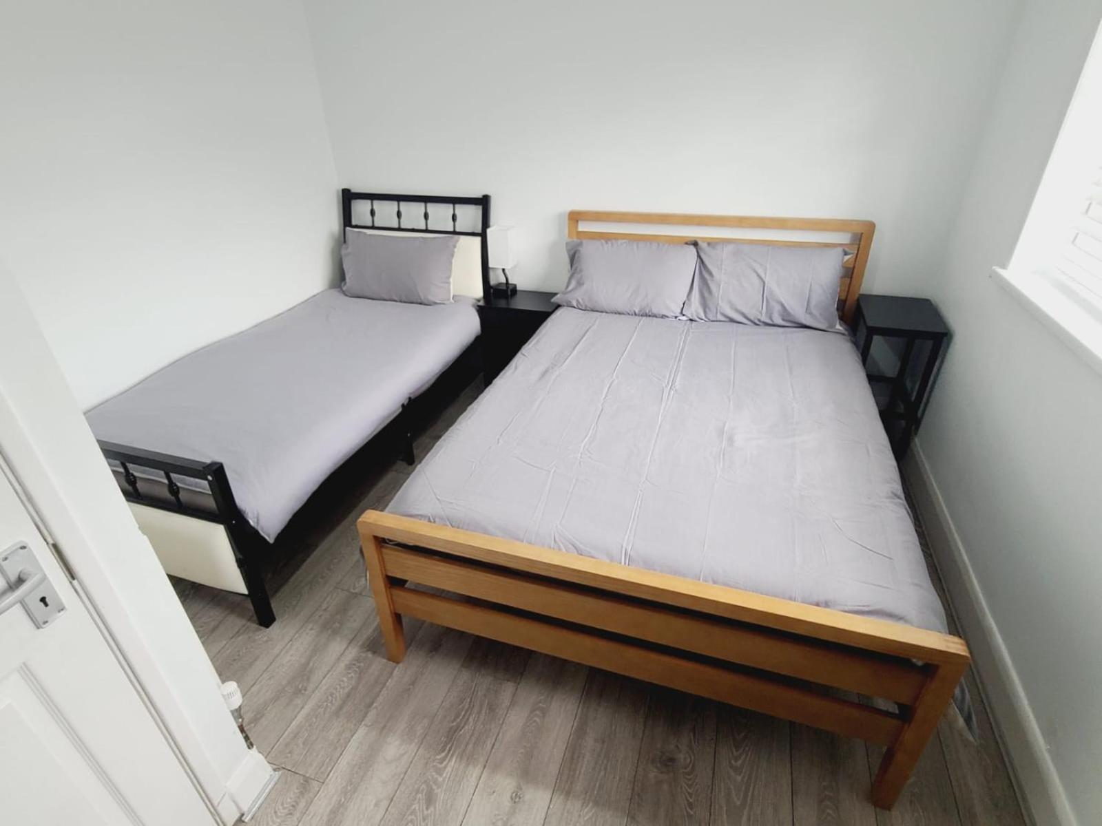 Roomz-Gatwick-London-Airport Parking-Travel Service Ifield المظهر الخارجي الصورة