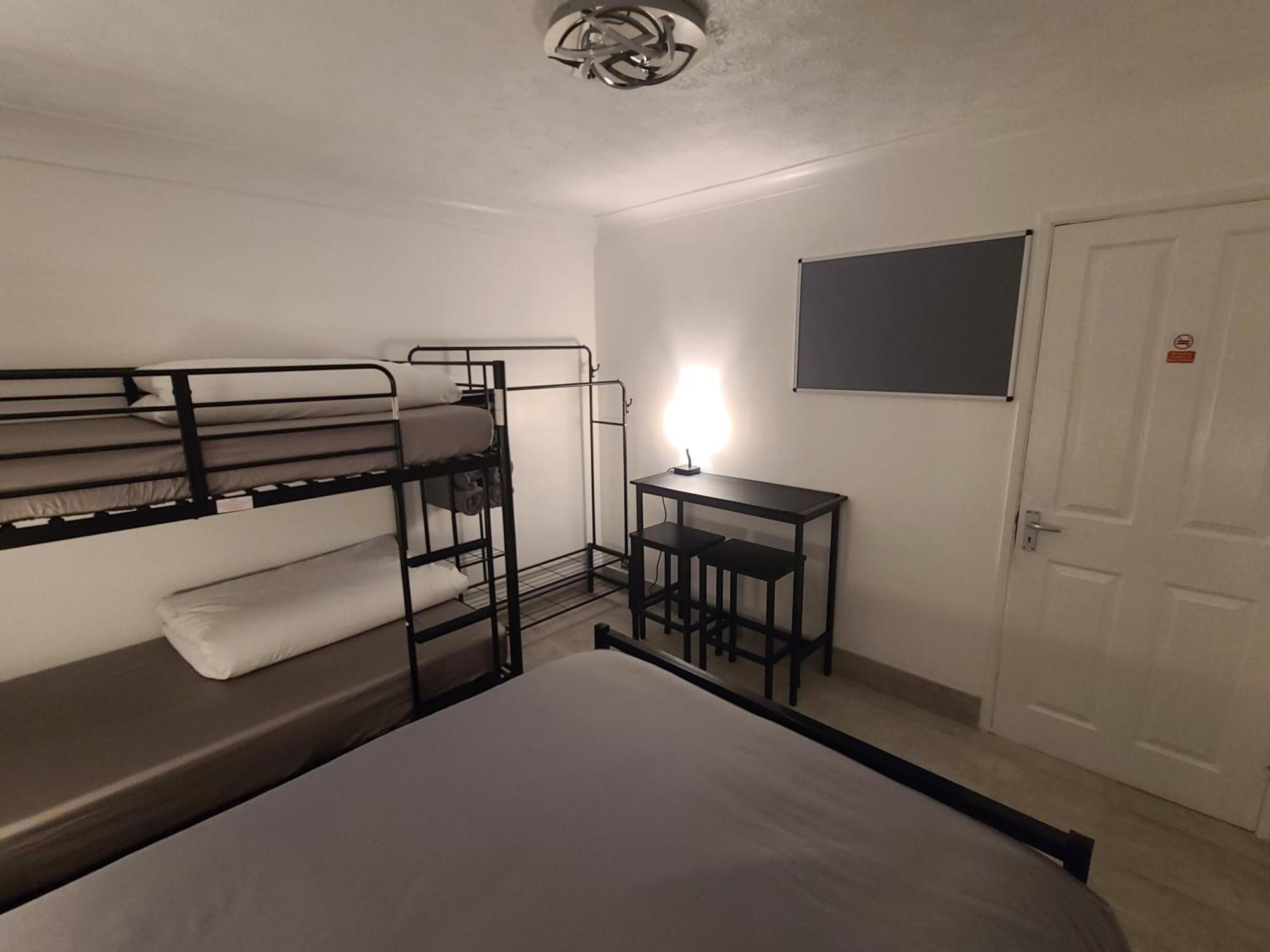 Roomz-Gatwick-London-Airport Parking-Travel Service Ifield المظهر الخارجي الصورة
